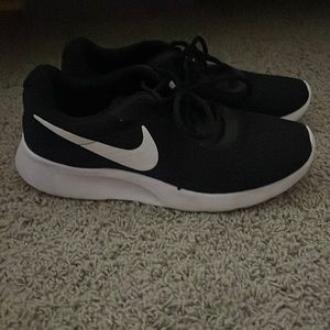 women’s nike tennis shoes